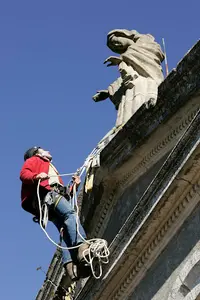 Nettoyage de Panneaux Solaires, Nettoyage et Démoussage de Toiture, Travaux en Hauteur / Elagage, Abattages.