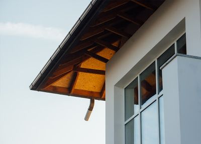 Couvreur Halluin Services Toitures : Démoussage Toit, Réparation Fuite de Toiture, Peinture Façade