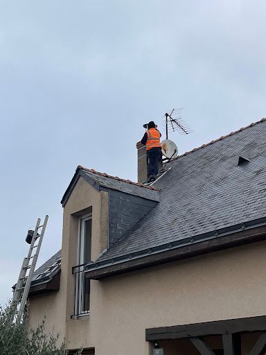 Wm Habitat Saumur Thouars | Démoussage de Toiture, Couvreur, Gouttières, Nettoyage Façades et Traces Rouges