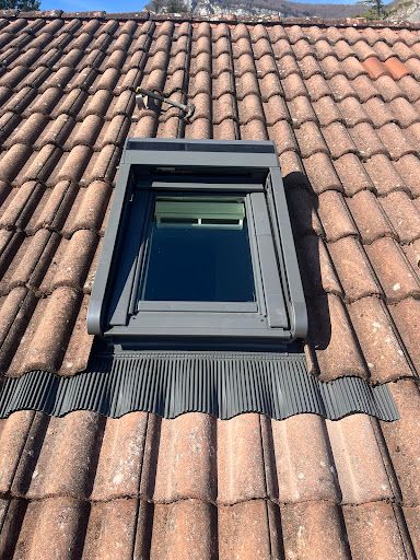 Ligne de Toit Couvreur - Isère & Savoie - Gouttières Aluminium - Habillages Bandeaux - Pose de Velux